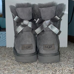 UGG WOMENS MINI BAILEY BOW GREY BOOT